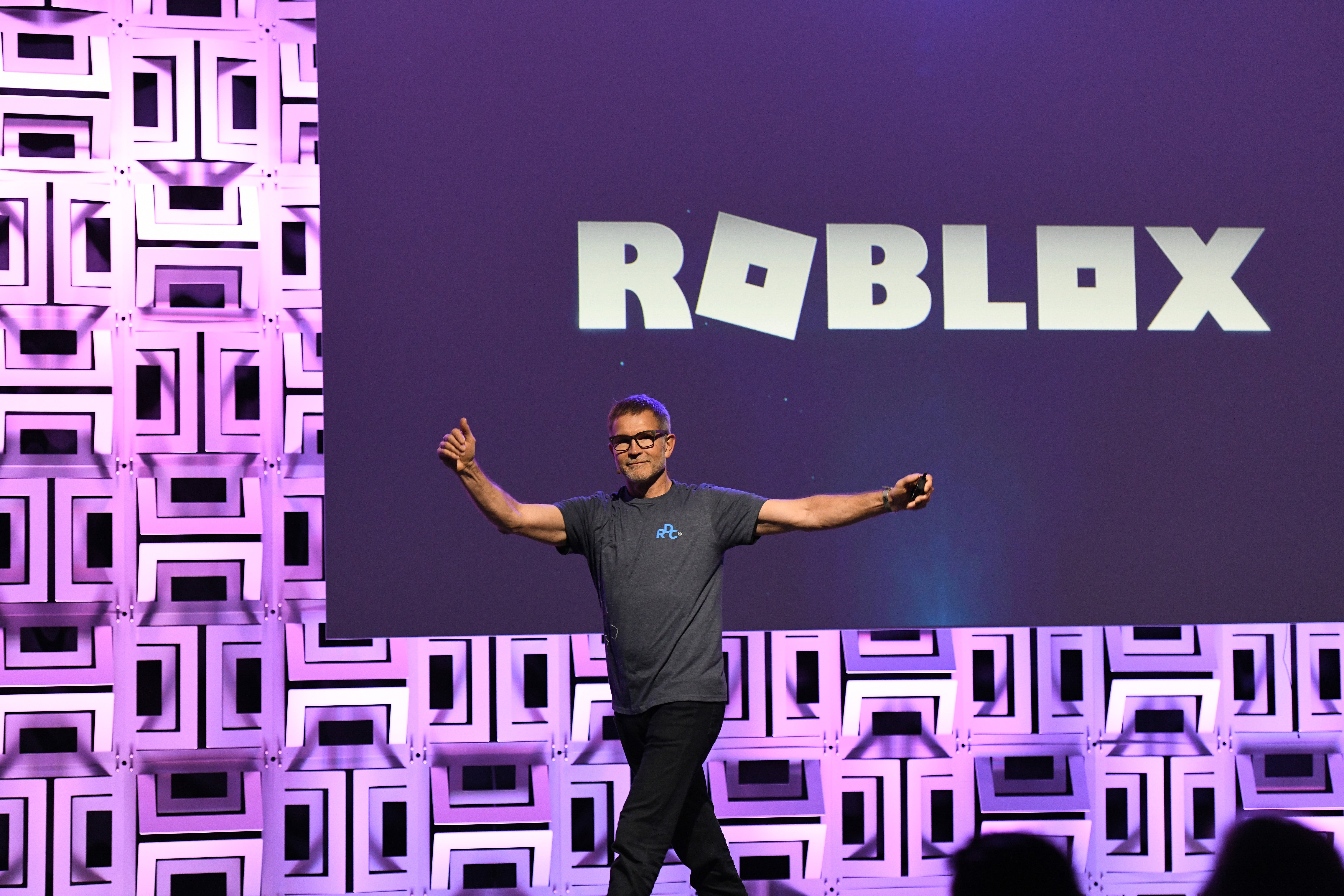 David Baszucki, fundador y director ejecutivo de Roblox, enfrenta un creciente número de pedidos de dimisión tras el enfrentamiento de la empresa con los llamados vigilantes