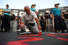 Policía antimotines impide a manifestantes acercarse a crucero israelí en Grecia