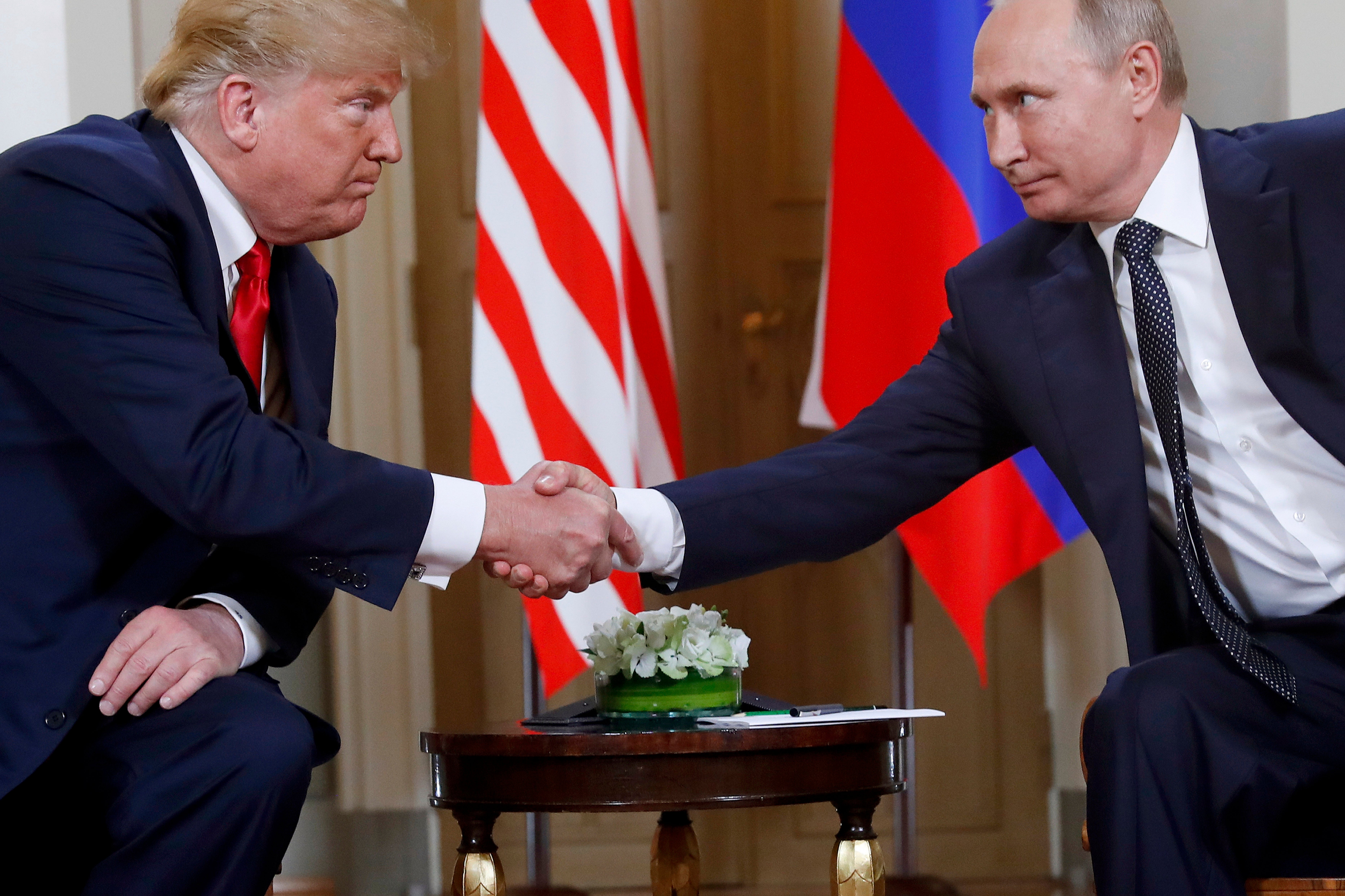 Los líderes de EE. UU. y Rusia se dan la mano al comienzo de una reunión en el Palacio Presidencial de Helsinki, Finlandia, en julio de 2018