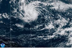 Advierten sobre fuertes lluvias y grandes olas por tormenta tropical Erin en el Caribe