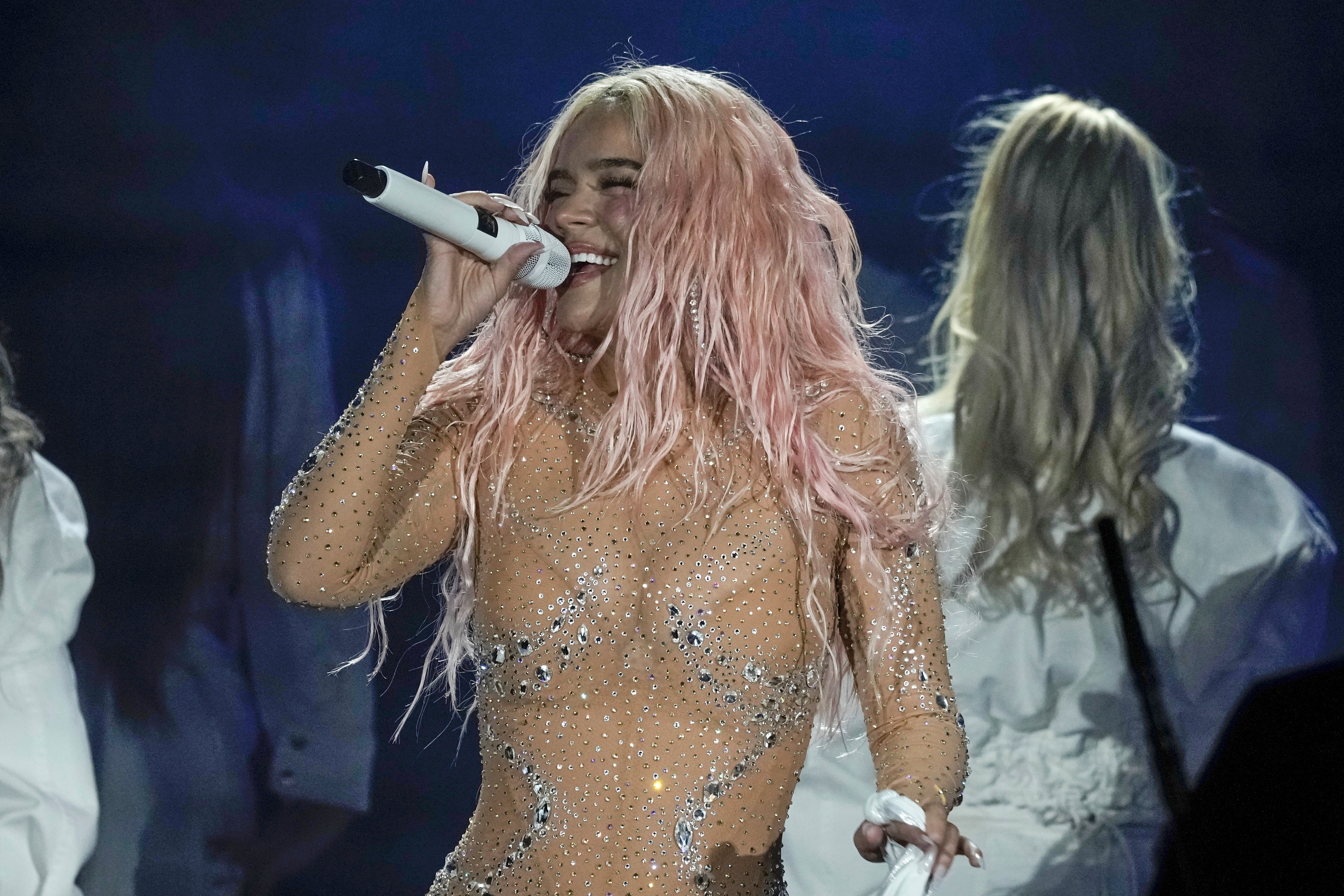 Karol G encabezará el show en la transmisión exclusiva de la NFL por YouTube desde Brasil