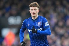 Wrexham rompe su récord de fichajes al contratar a Nathan Broadhead por 13 millones de dólares