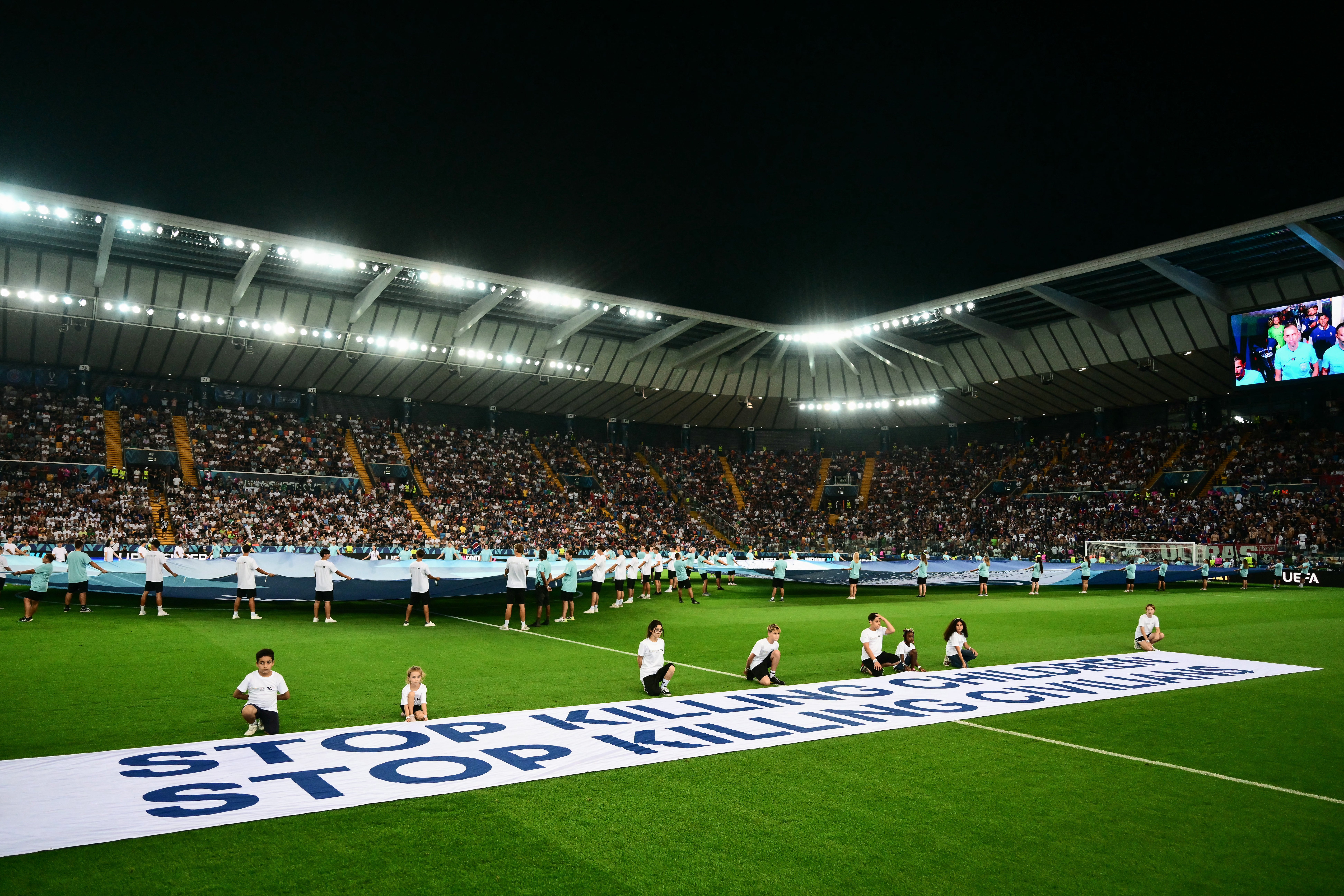 La UEFA exhibió pancartas antes del partido de la Supercopa de Europa entre Tottenham y Paris Saint-Germain en agosto de 2025