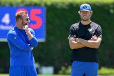 Quarterback de Rams Matthew Stafford entrenará para verificar lesión de espalda