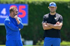 Matthew Stafford entrena con Rams en su primer práctica de pretemporada como quarterback