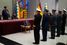 Presidente de Bolivia cambia al alto mando militar a tres días de comicios generales