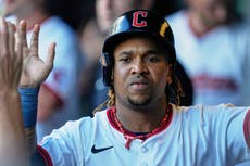 Ramírez logra tres hits y Guardianes remontan ante Marlins para acercarse al comodín