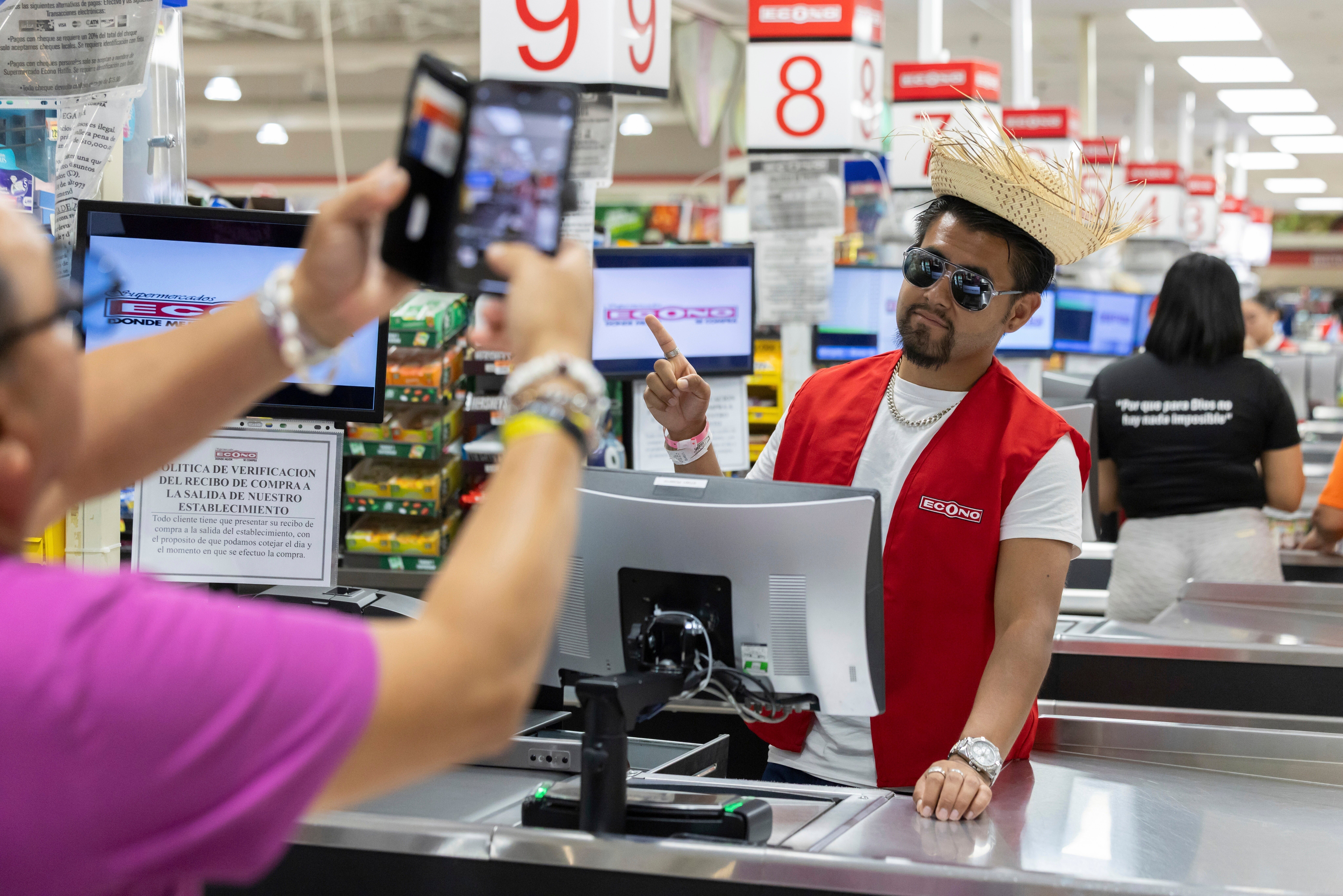 Puerto Rico saca rédito de Bad Bunny mientras miles viajan a la isla para sus conciertos
