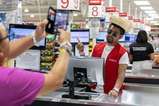 Puerto Rico saca rédito de Bad Bunny mientras miles viajan a la isla para sus conciertos