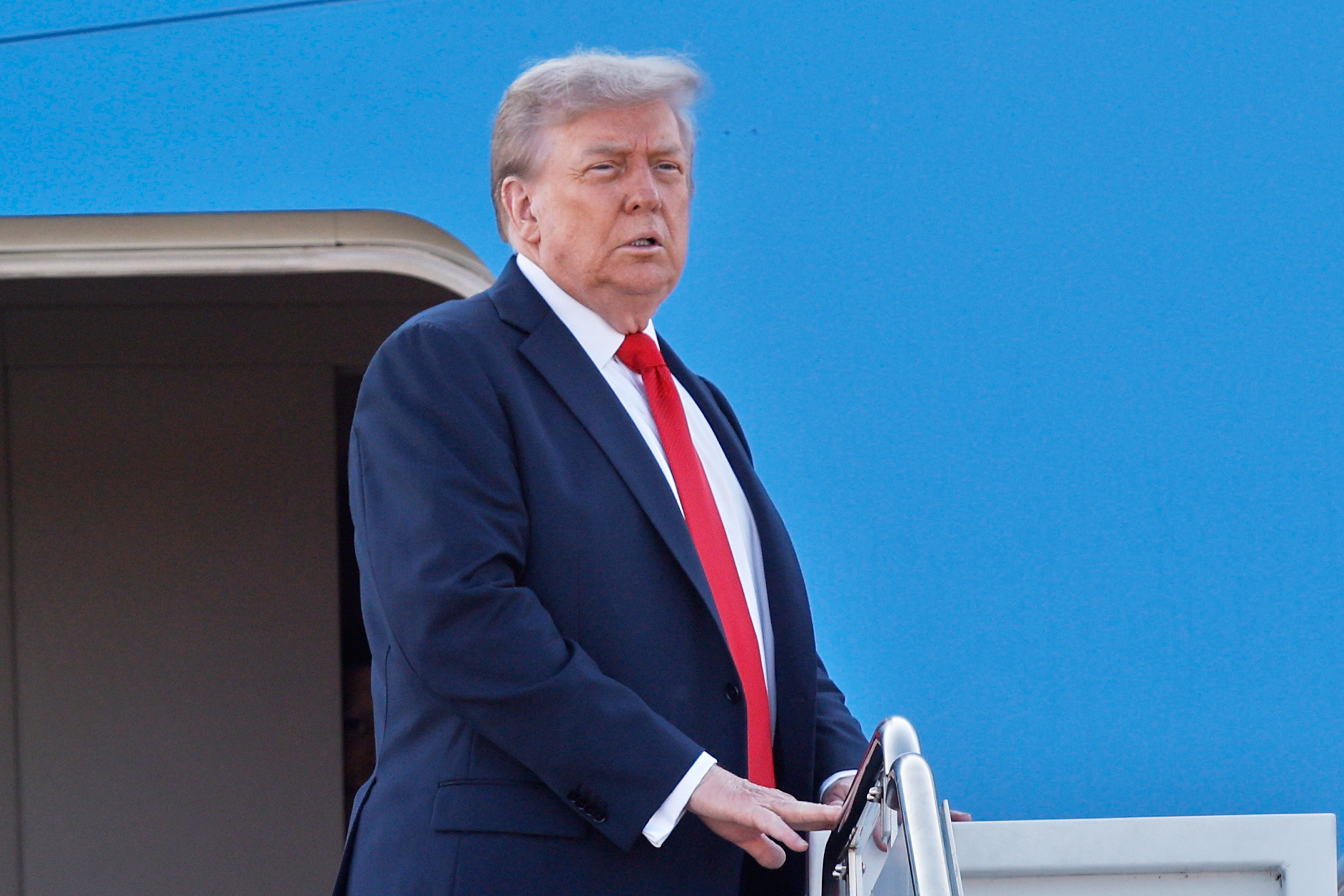 Trump se dirigió el viernes a Alaska para reunirse con el presidente ruso, Vladímir Putin, con el fin de abordar conversaciones de paz para poner fin a la guerra en Ucrania