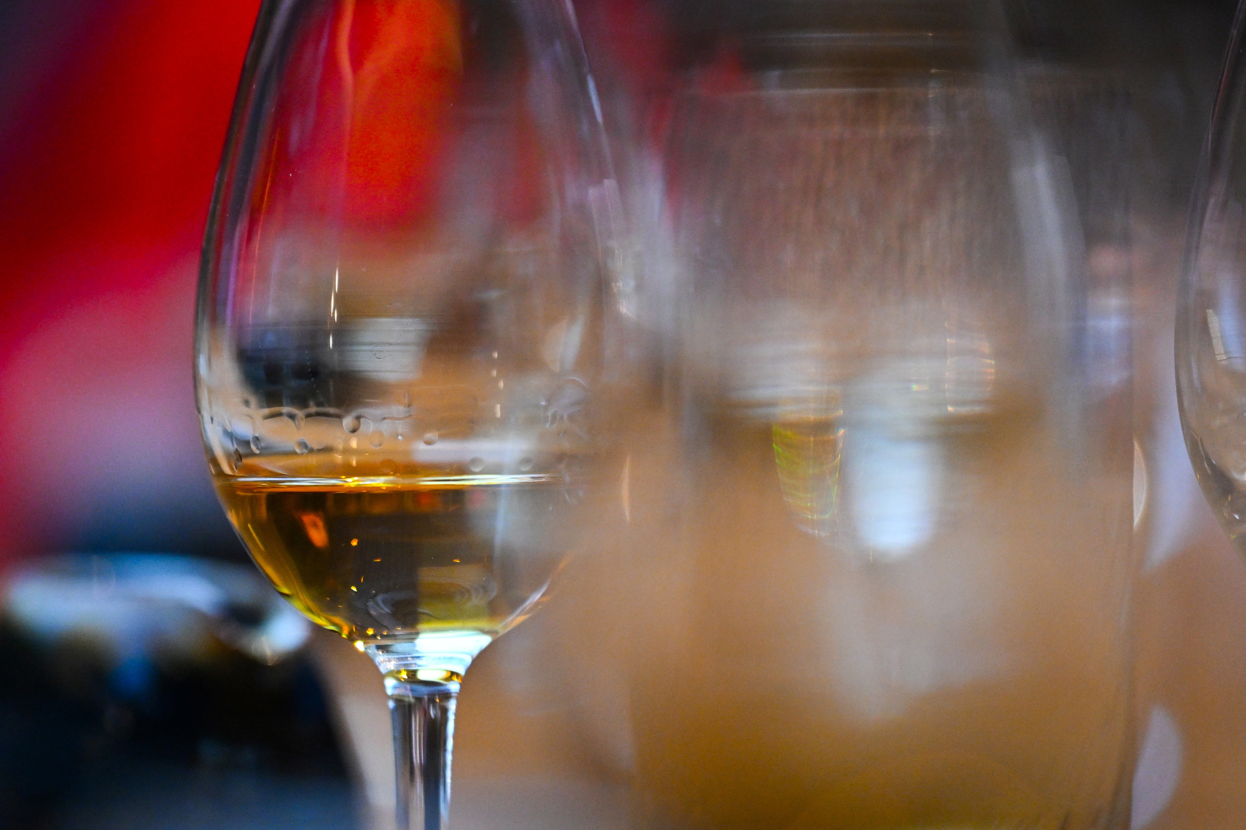 Lo ideal, según la American Heart Association, es no consumir alcohol. Pero, si lo haces, asegúrate de que sea con moderación