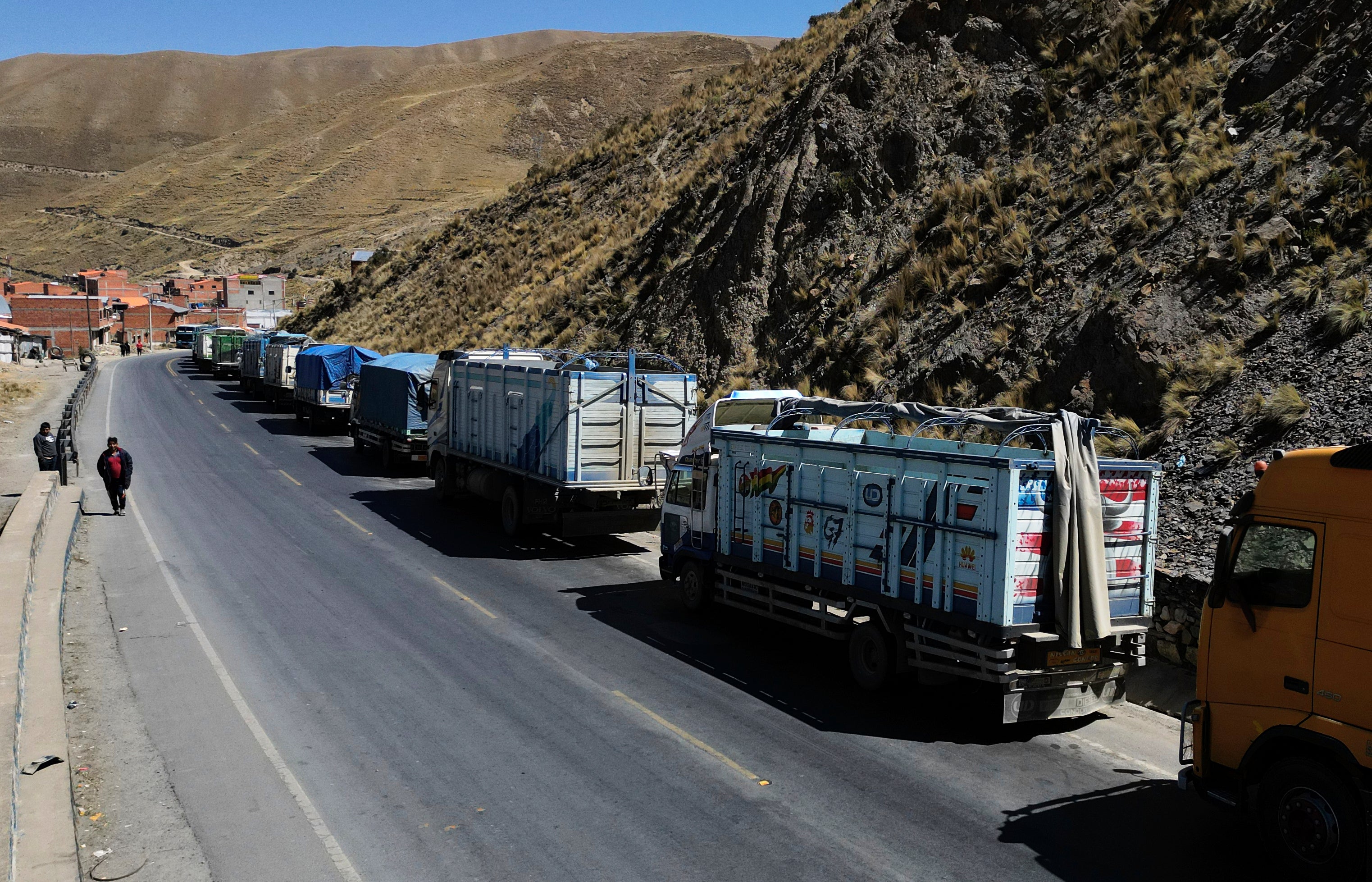 Vivir en la cola esperando cargar diésel, el drama en Bolivia a dos días de las elecciones