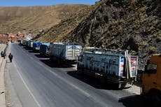 Vivir en la cola esperando cargar diésel, el drama en Bolivia a dos días de las elecciones