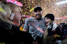 La charla de Taylor Swift con los Kelce en "New Heights" marca un hito para los pódcast