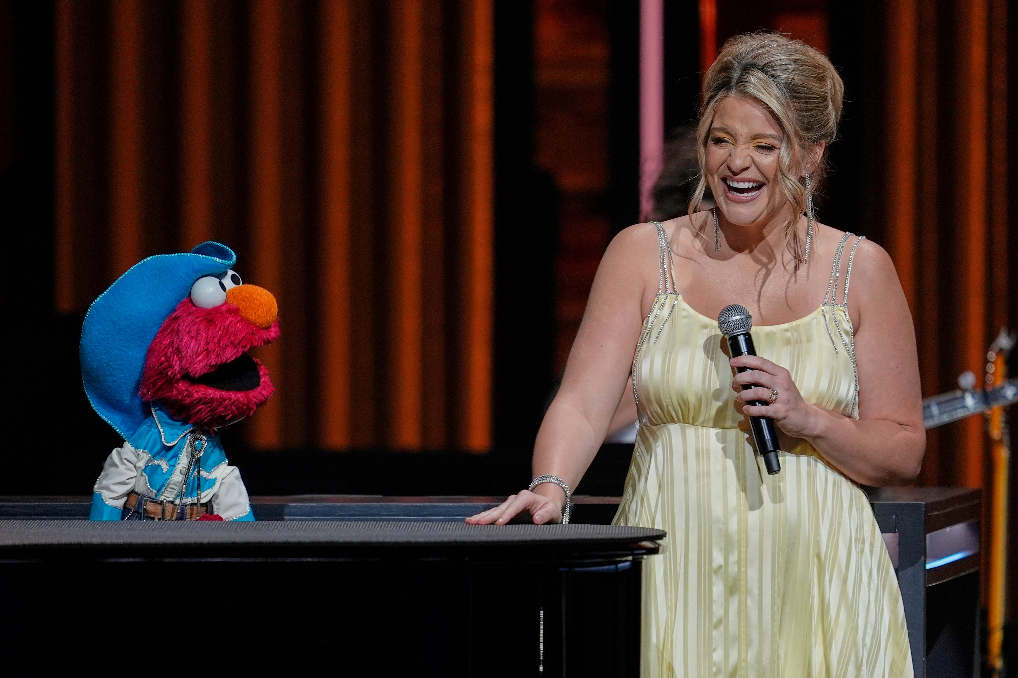 Elmo y Abby Cadabby de 'Sesame Street' debutan cantando en el Grand Ole Opry