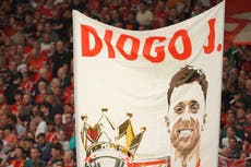 Un acongojado Anfield homenajea a Diogo Jota y su hermano en partido Liverpool-Bournemouth
