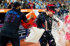 Alejandro Kirk encabeza remontada de Azulejos con jonrón y sencillo decisivo para vencer a Rangers