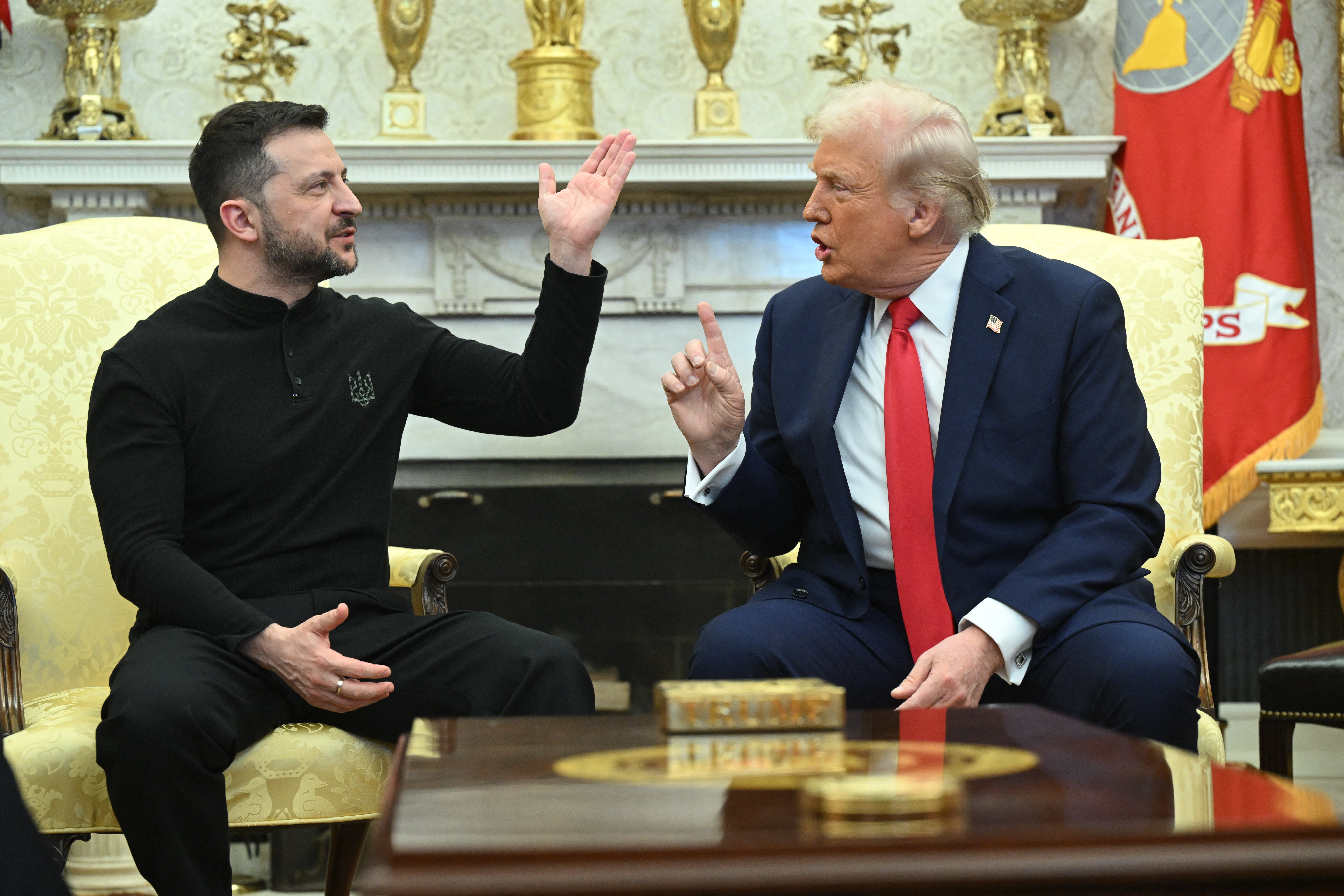 El presidente Donald Trump y el presidente ucraniano Volodymyr Zelensky hablan en medio de una caótica reunión en el Despacho Oval en febrero