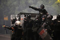 Crecen tensiones en Serbia: manifestantes chocan con la policía y provocan incendios