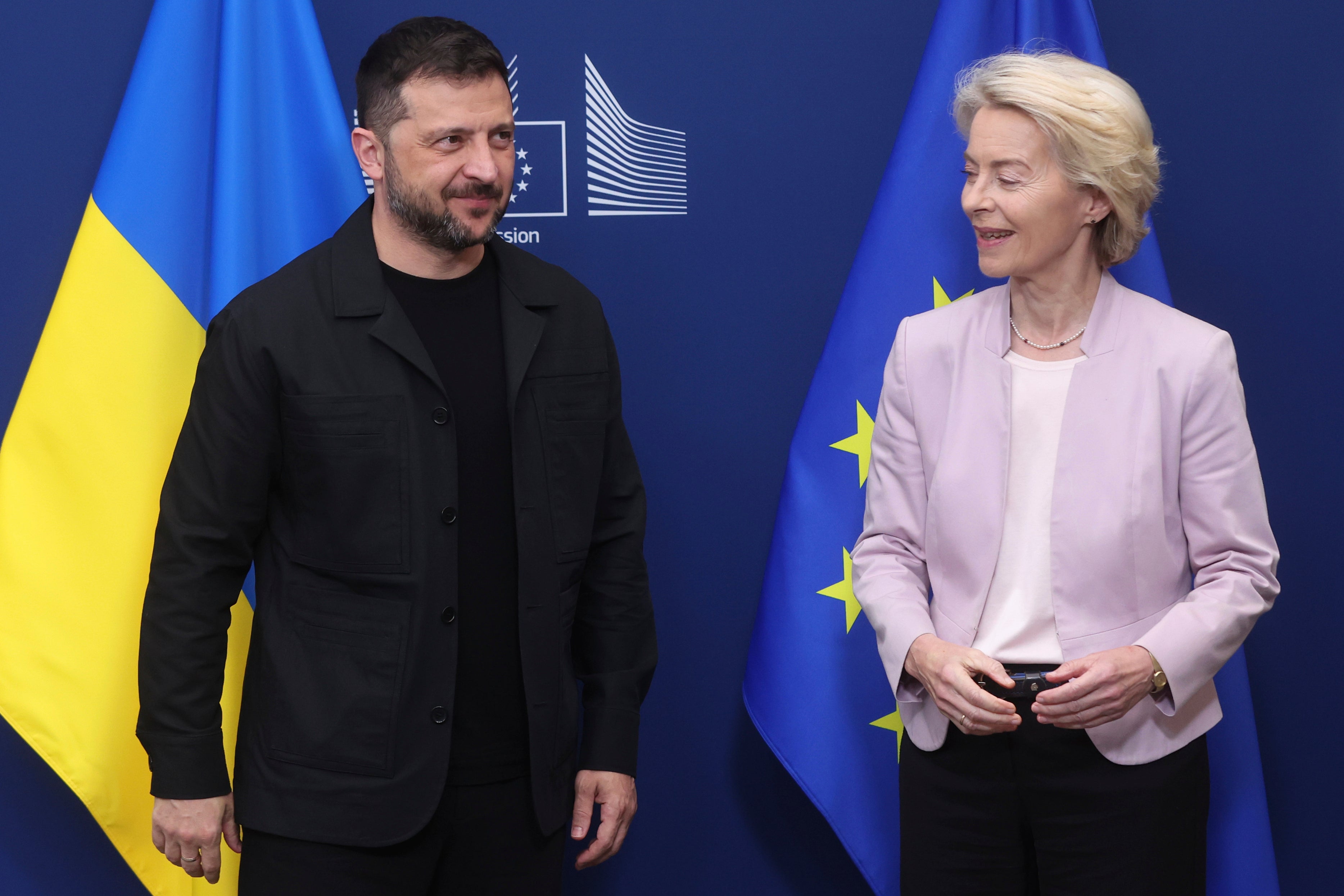 La presidenta de la Comisión Europea, Ursula von der Leyen, saluda al presidente de Ucrania, Volodymyr Zelenskyy, el domingo en Bruselas