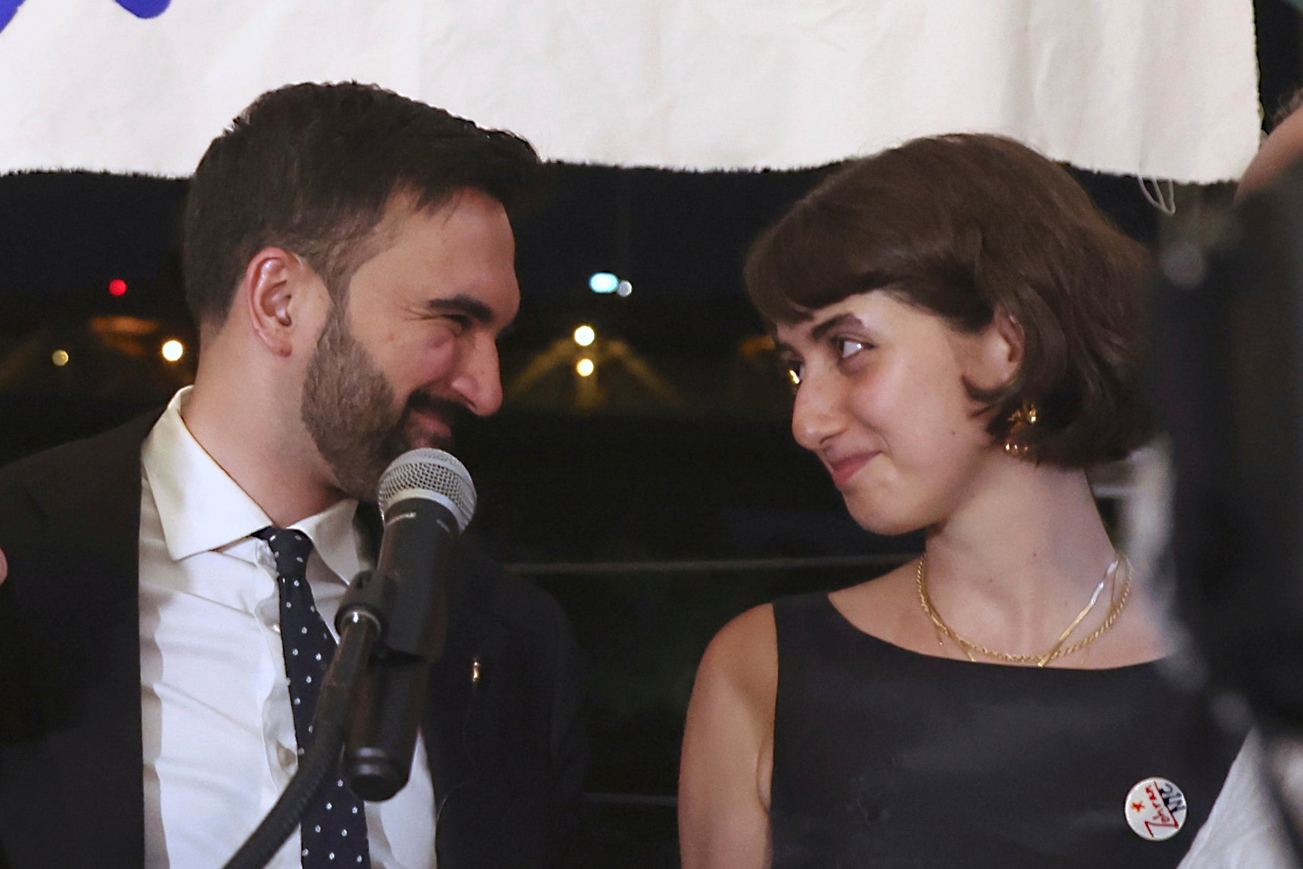 Zohran Mamdani aparece en el escenario junto a su esposa, Rama Duwaji, durante la celebración por su victoria en las primarias, en junio