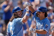 India y Frazier conectan jonrones de dos carreras en remontada de Reales 6-2 ante Medias Blancas