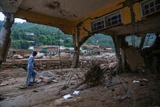 Rescatistas buscan a 150 desaparecidos en el noroeste de Pakistán tras inundaciones devastadoras