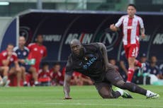 Romelu Lukaku, podría necesitar cirugía en el muslo tras lesionarse en amistoso de Napoli
