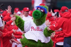 ¿Cómo se mantienen frescas las mascotas como el Phillie Phanatic en el calor? Vodka y agua