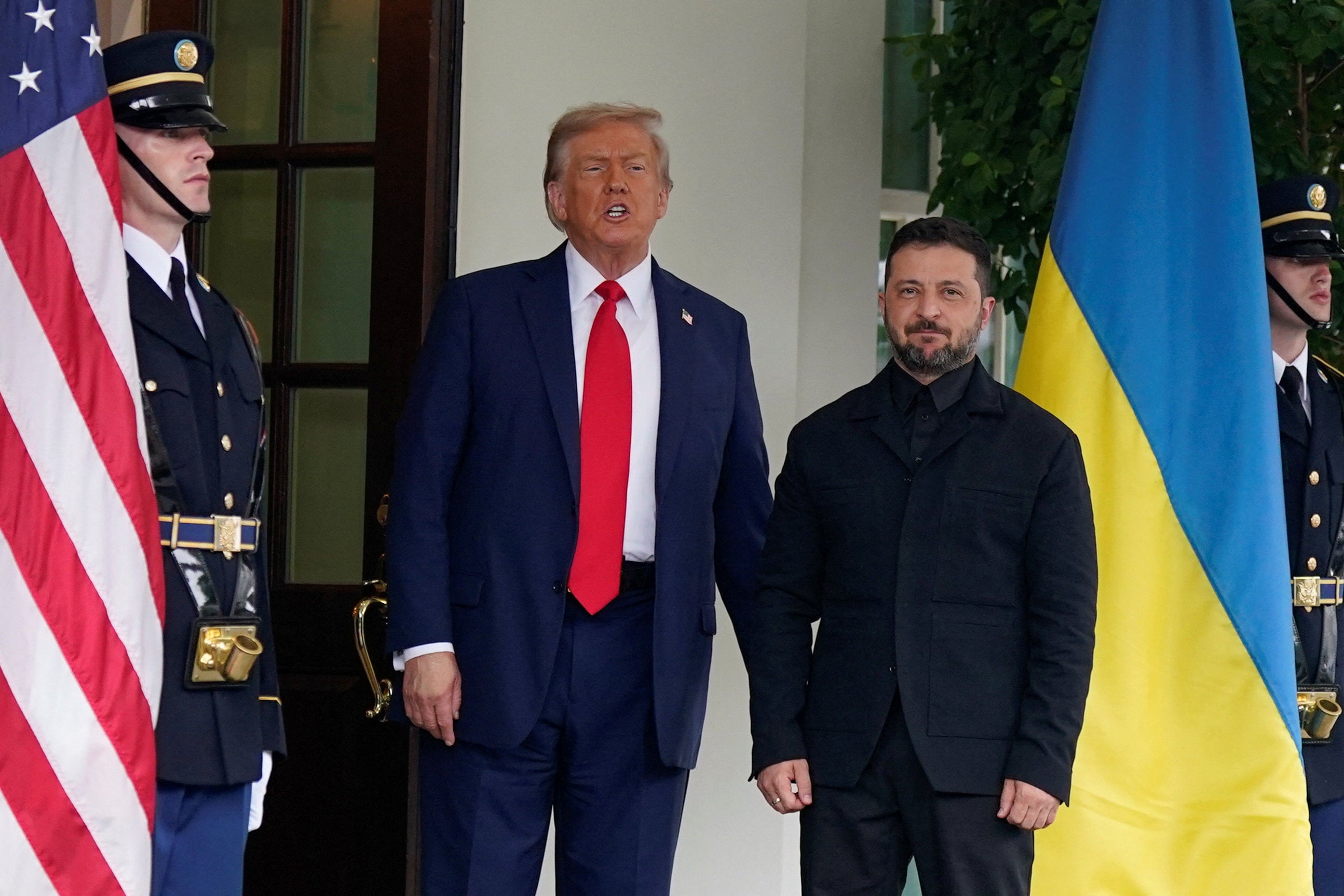 Volodymyr Zelensky llegó a su reunión con el presidente Donald Trump en el Despacho Oval con un traje completamente negro, pero sin corbata, meses después de haber sido criticado por la falta de formalidad en su vestimenta durante su anterior —y ahora célebre— visita a la Casa Blanca.