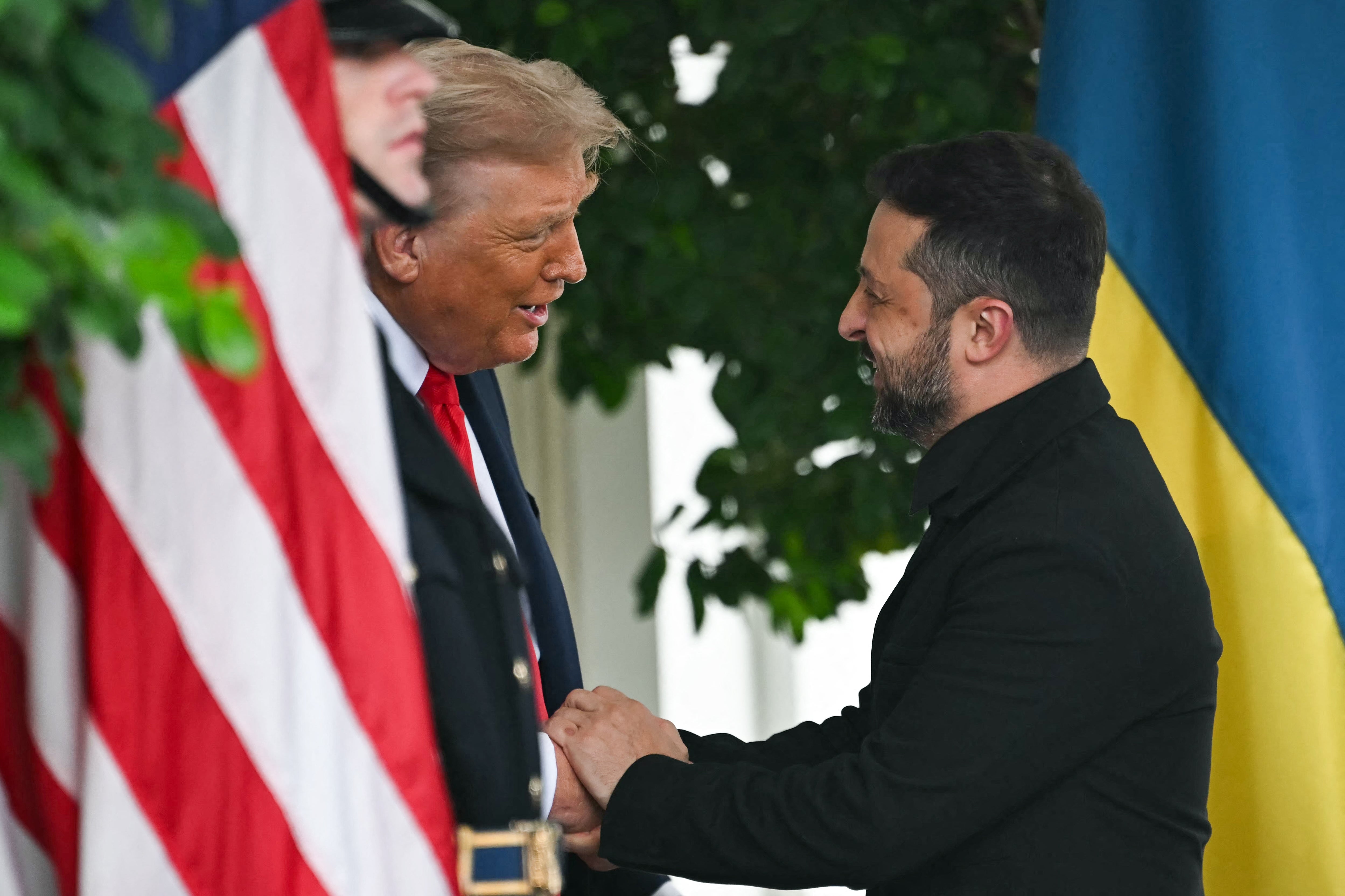 El presidente ucraniano vistió la misma chaqueta negra que usó en la cumbre de la OTAN de junio en los Países Bajos, descrita por las fuentes como “estilo traje”, aunque no un traje completo. La combinó con una camisa negra, pero sin corbata