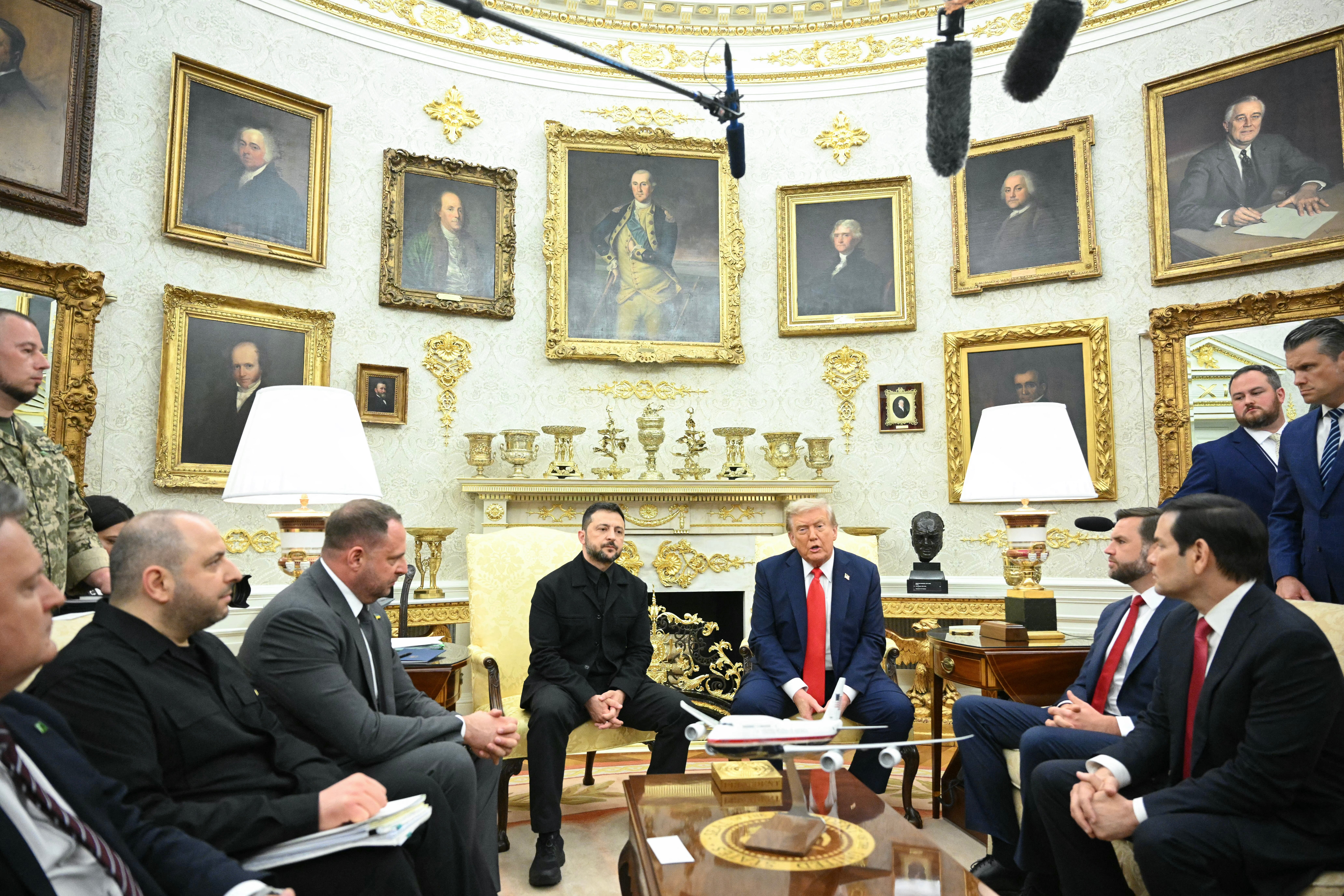 Desde la Casa Blanc, preguntaron a funcionarios ucranianos si Zelenski usaría traje antes de la reunión del lunes en Washington con líderes europeos y con Trump