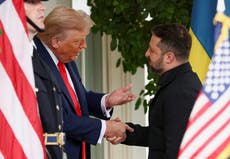 Zelenski llega a la Casa Blanca en traje negro y sin corbata para reunirse con Trump