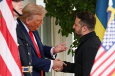 Zelenski llega a la Casa Blanca en traje negro y sin corbata para reunirse con Trump