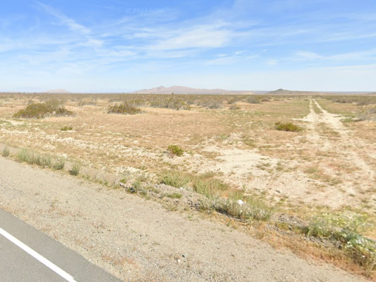 Hallan a tres personas muertas a tiros en vehículos en el desierto de California