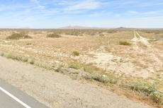 Hallan a tres personas muertas a tiros en vehículos en el desierto de California