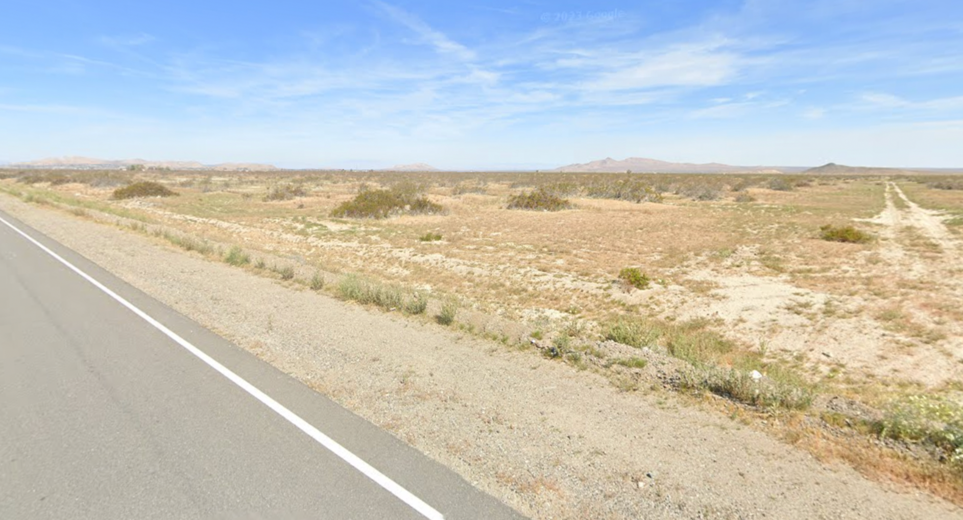 Los oficiales respondieron a denuncias de disparos en una zona remota de Lake Los Angeles poco antes de las 5 p. m. el domingo