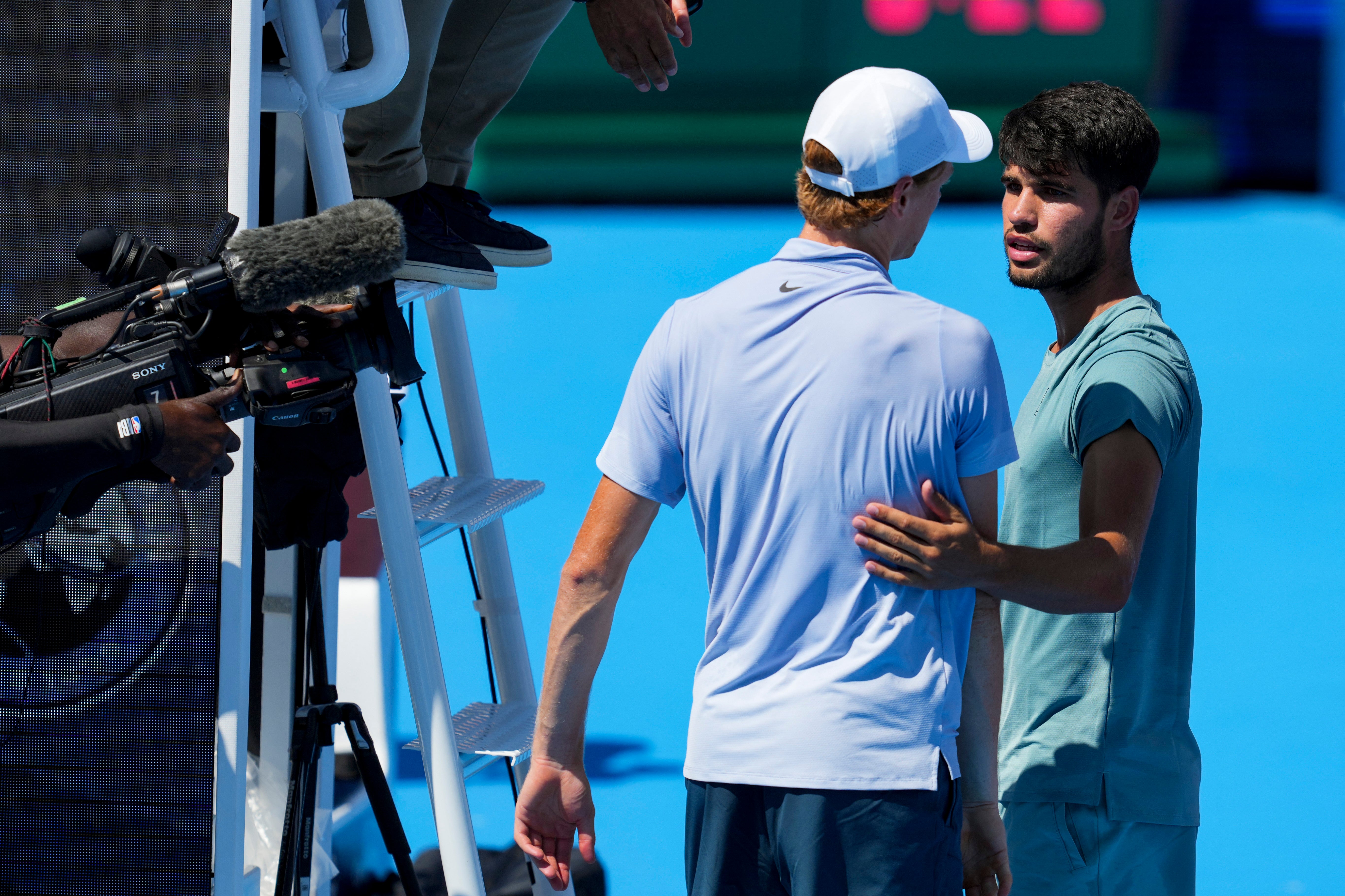 Carlos Alcaraz consuela a Jannik Sinner luego de que este se retirara de la final del Abierto de Cincinnati