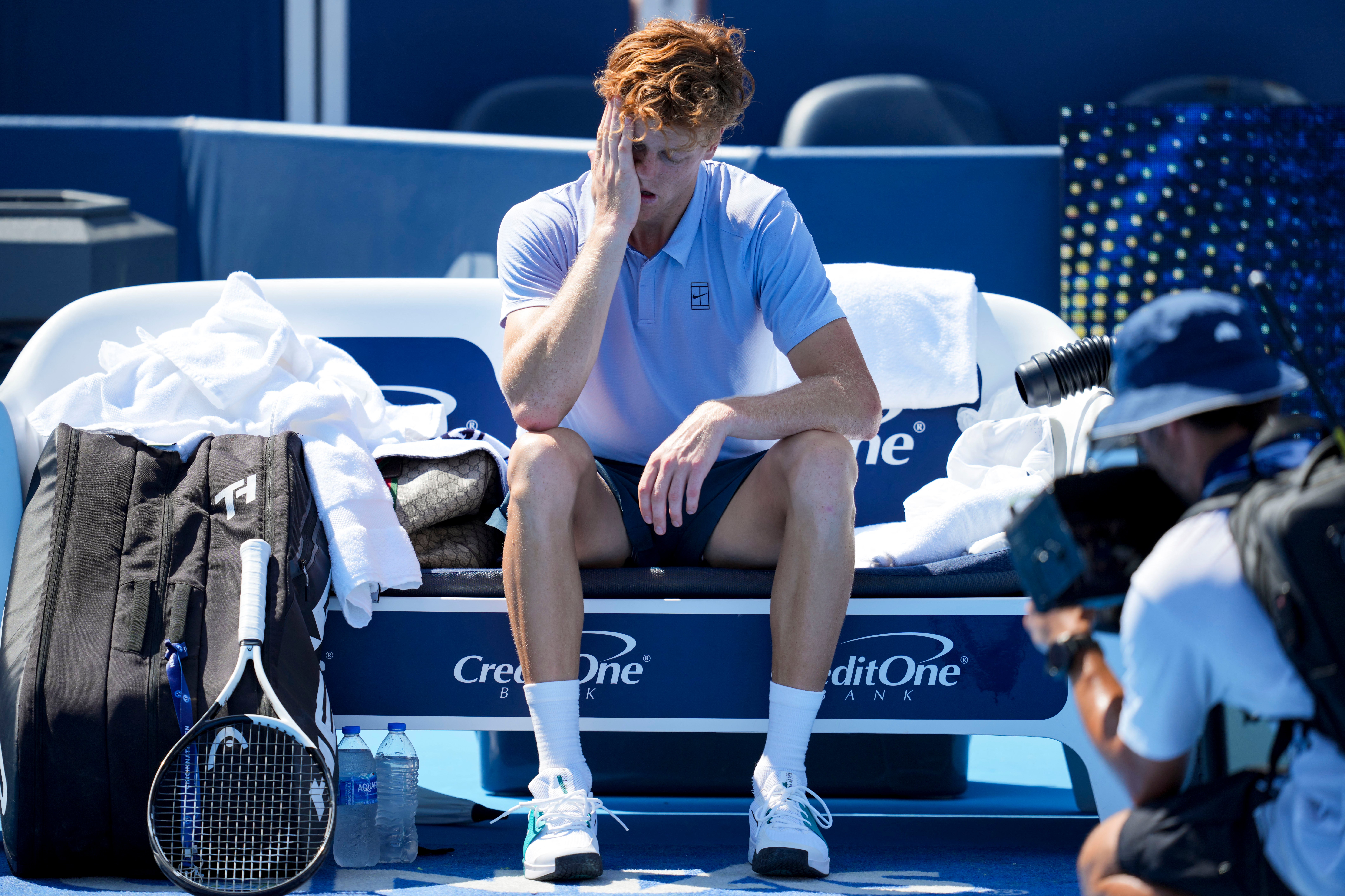 Jannik Sinner tras retirarse en la final del Abierto de Cincinnati