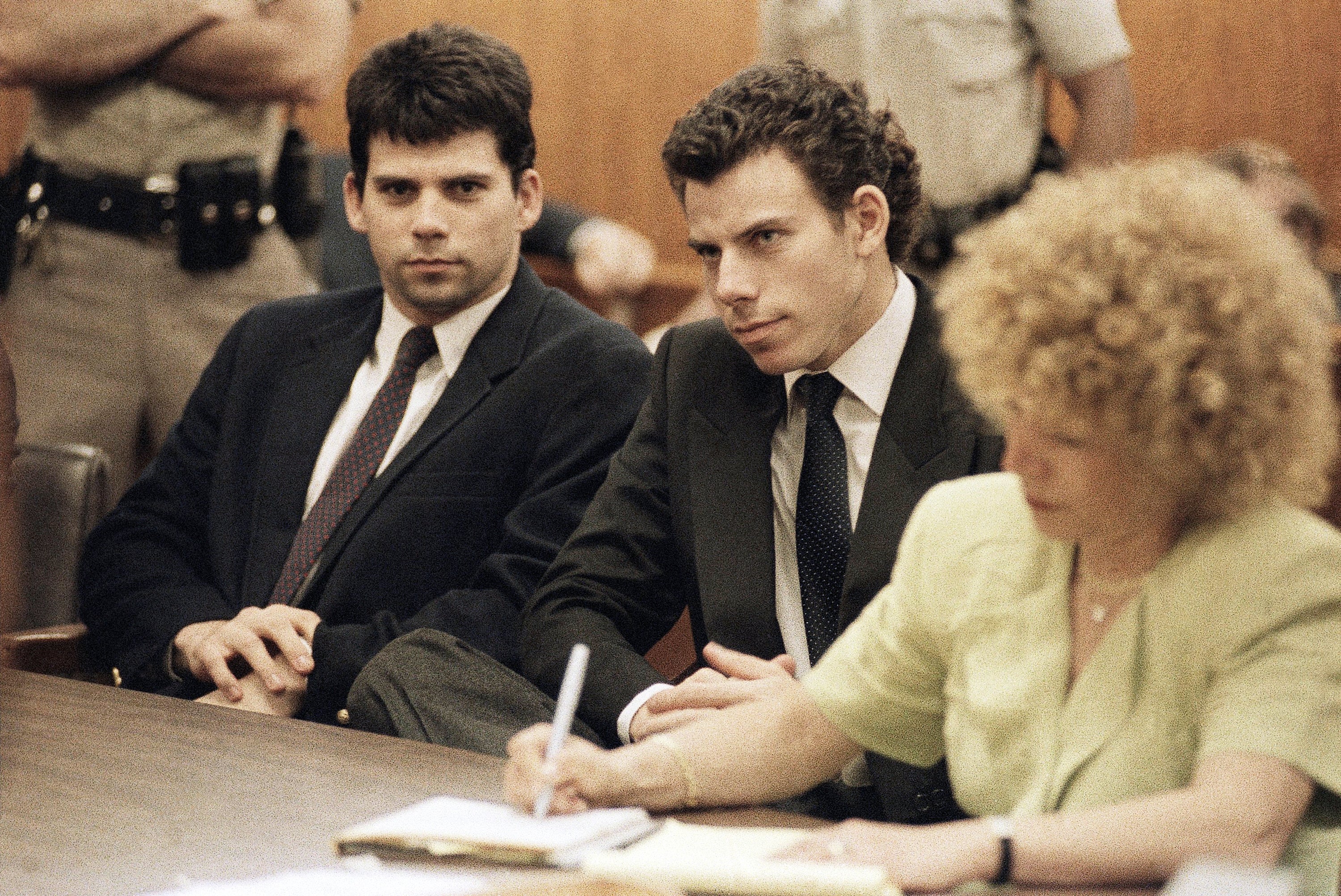 Lyle y Erik Menéndez fueron juzgados en un tribunal de Beverly Hills (California) poco menos de un año después de asesinar a sus padres, el 20 de agosto de 1989