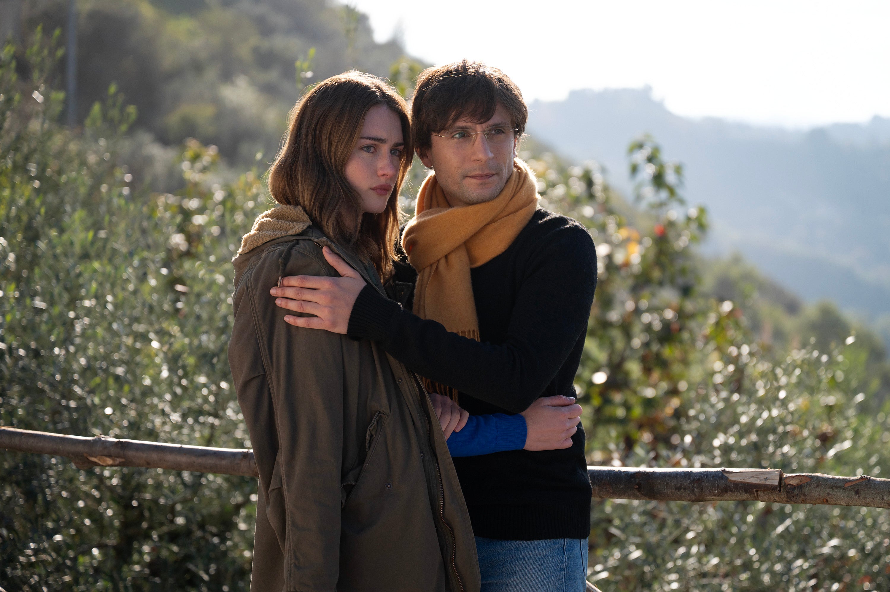 Grace Van Patten y Giuseppe De Domenico recrearon el infame beso de Knox y Sollecito