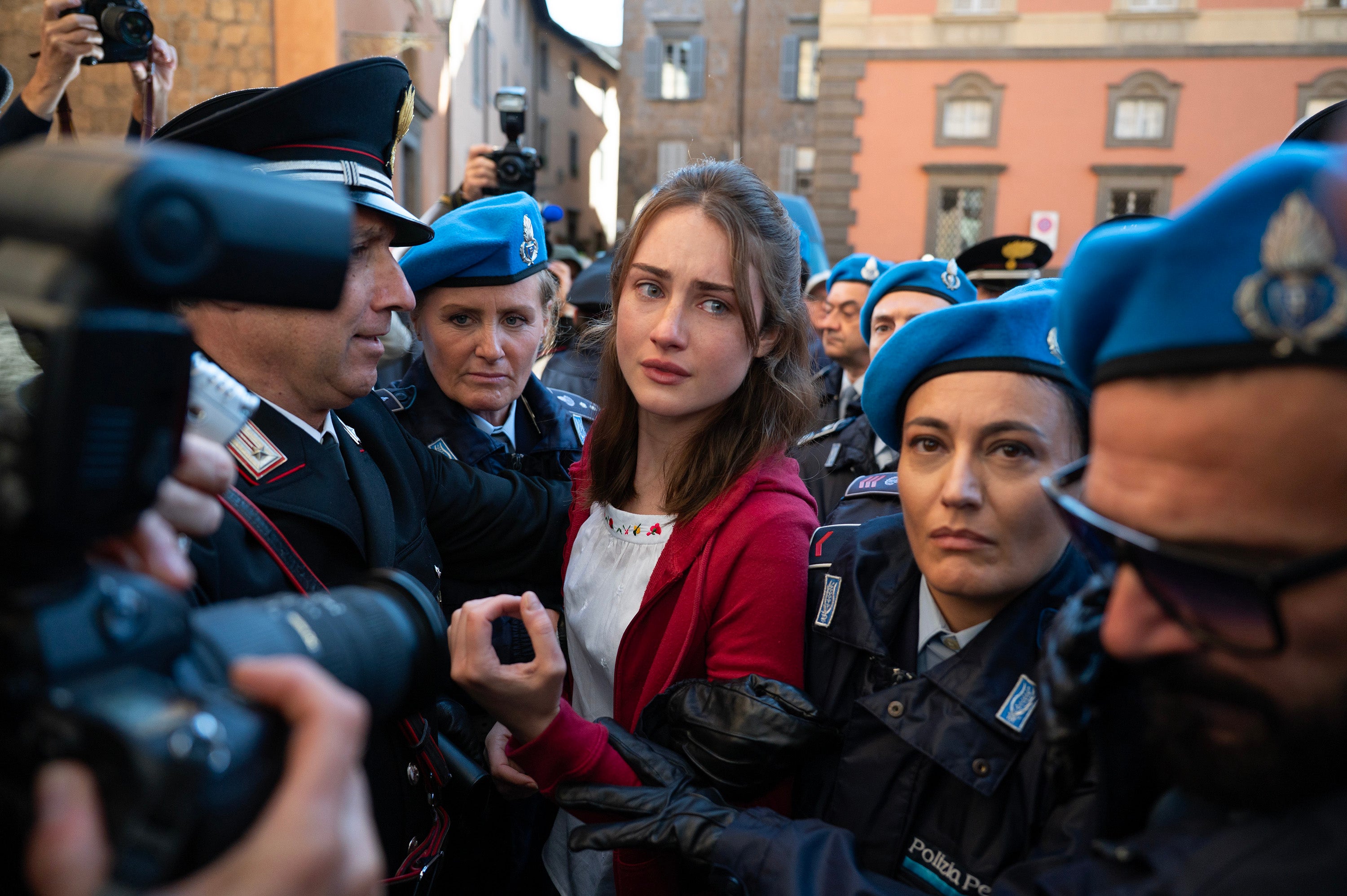 Knox (interpretada por Grace Van Patten) fue sometida a un juicio despiadado por los medios de comunicación fuera de la sala del tribunal