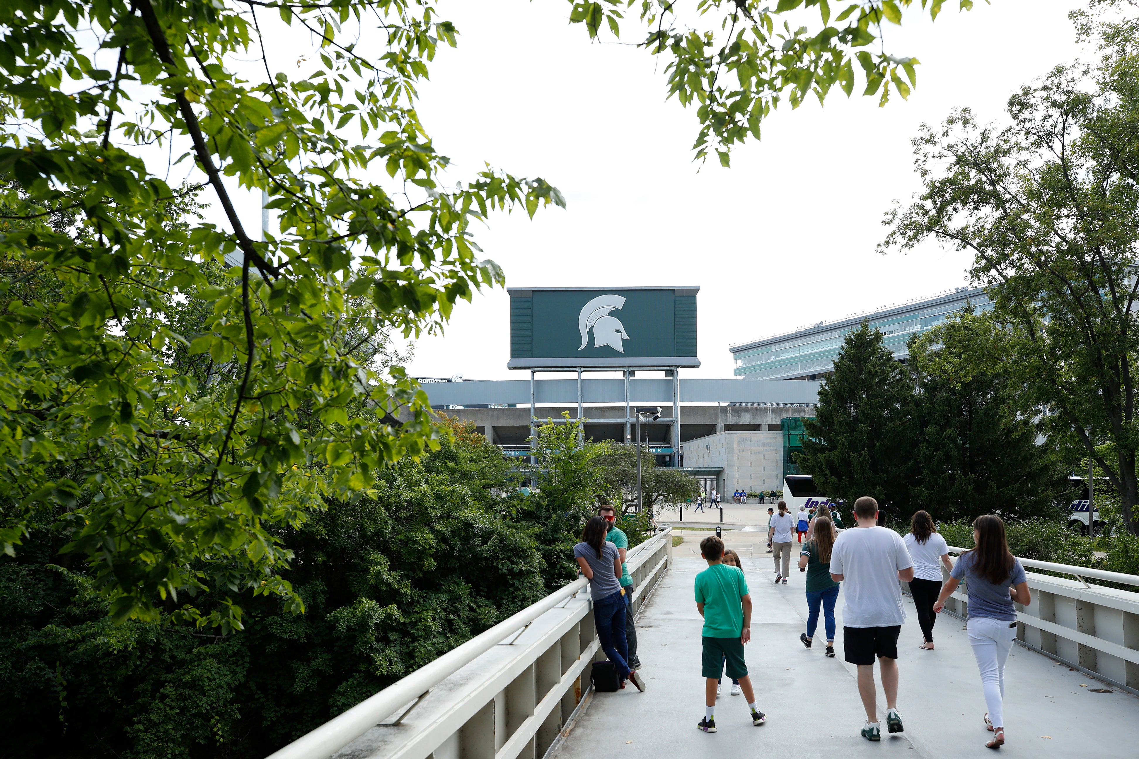 Vista del Spartan Stadium en el campus de la Universidad Estatal de Michigan. Wei afirma que la institución no le dio equipo de protección ni capacitación mientras aplicaba pesticidas