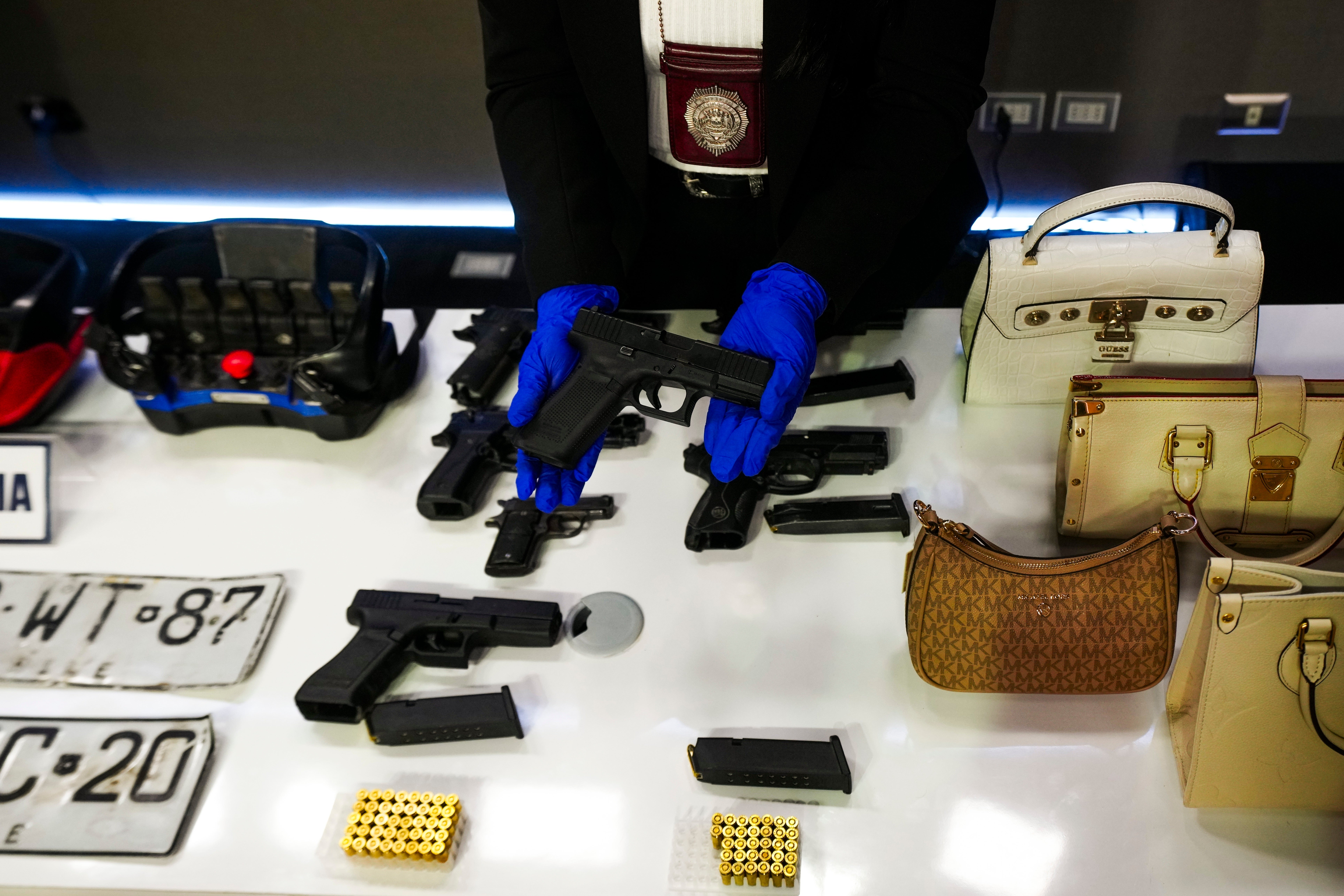 Cae banda en Chile que extorsionaba y lavaba dinero con el comercio de camiones y maquinaria pesada