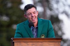 A Rory McIlroy le gusta más firmar banderas del Masters que usar la chaqueta verde