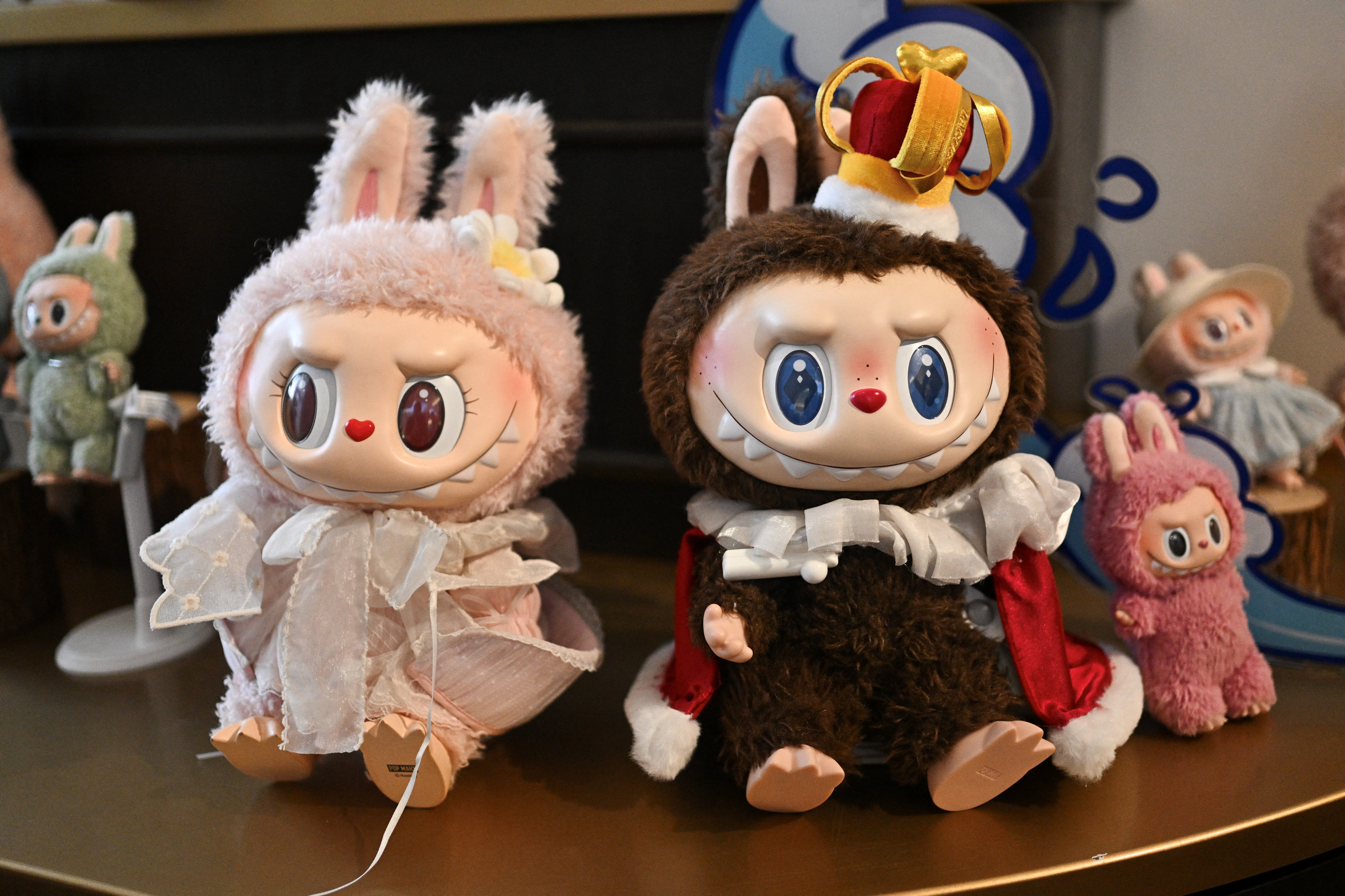 Los muñecos Labubu son peluches coleccionables, bonitos y espeluznantes, que vende la empresa juguetera china Pop Mart