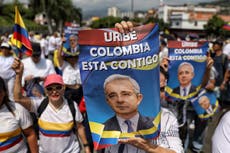 Tribunal colombiano ordena liberar a expresidente Uribe mientras apela condena de 12 años de prisión