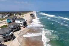 Playas cerradas y alertas del huracán Erin frustran festejos de verano en la costa este de EEUU