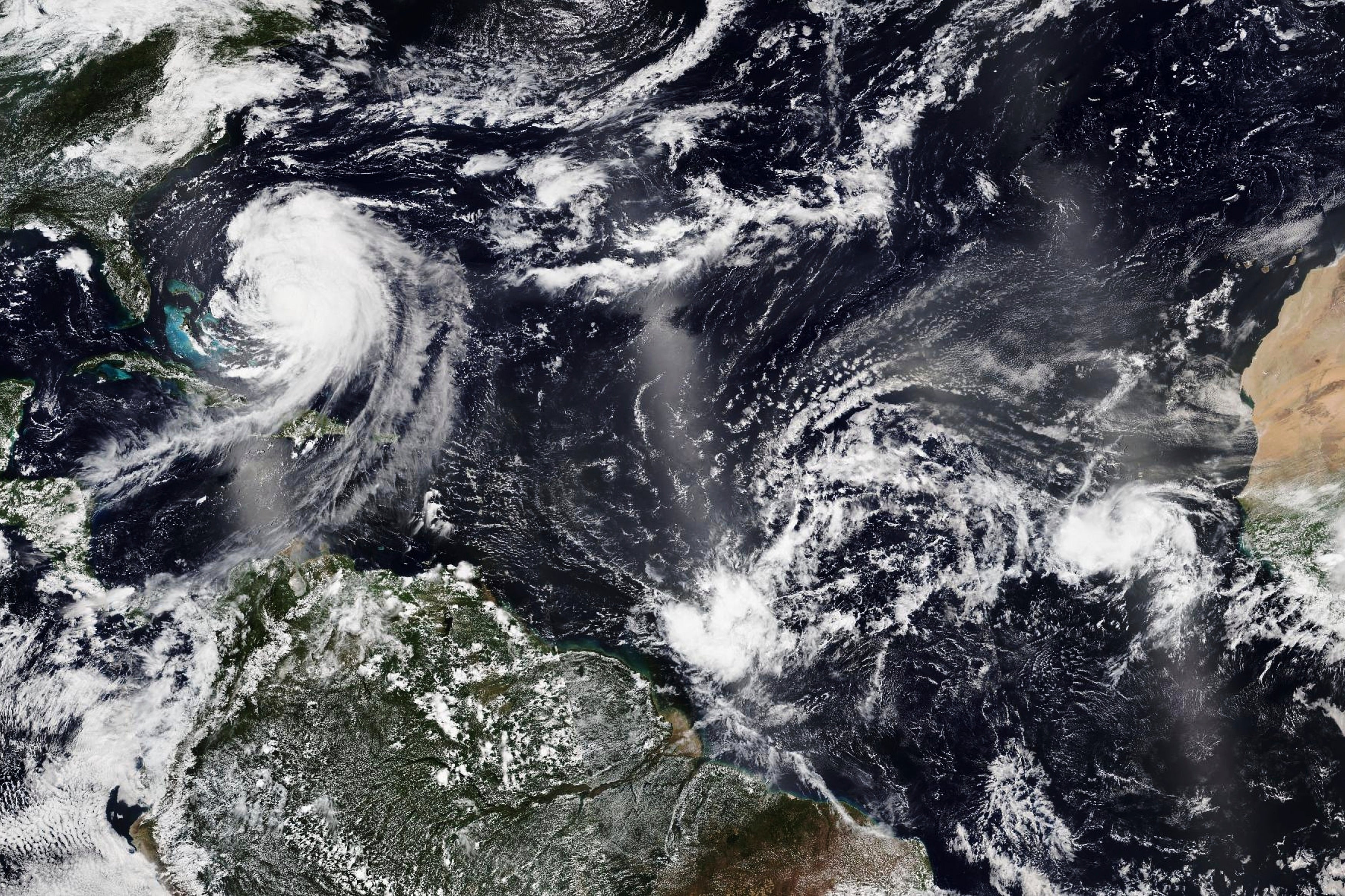 Imágenes de satélite publicadas por la NASA muestran al huracán Erin alejándose de la costa estadounidense