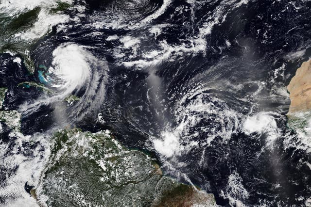 <p>Imágenes de satélite publicadas por la NASA muestran al huracán Erin alejándose de la costa estadounidense </p>